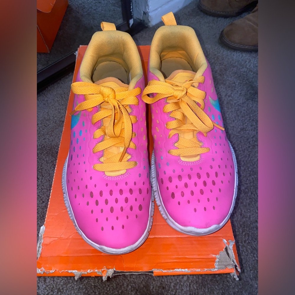 Nike free express pink size 6Y